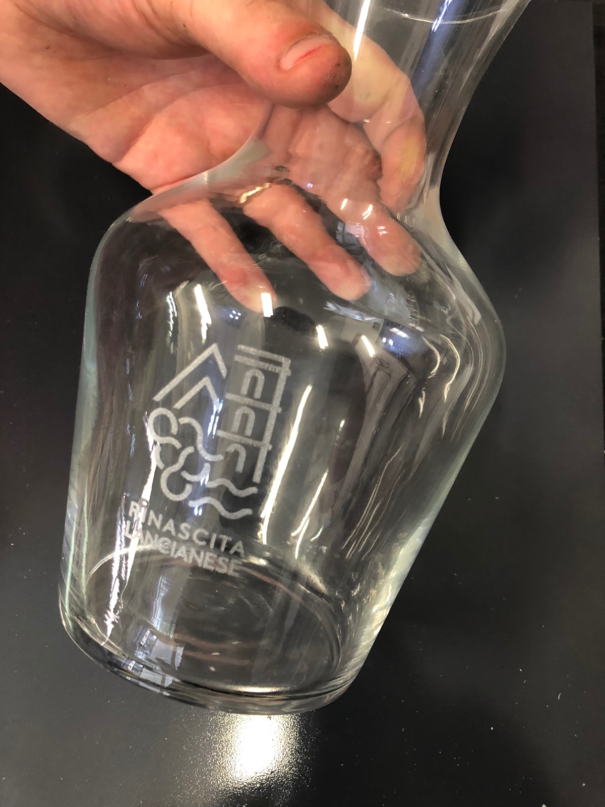 L'incisione laser sul vetro: precisione e versatilità per creare opere d'arte